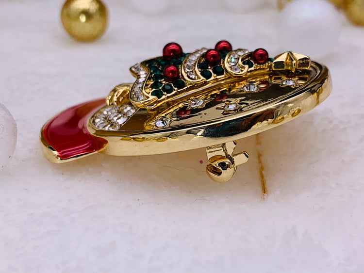 Beutiful Christmas Tree Inside Of A Snow Glove Pin, Holiday Pin